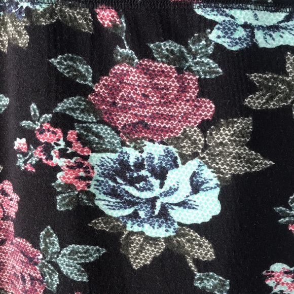 Floral Body Con / Stretchy Midi Skirt . Size Med. - Picture 3 of 7